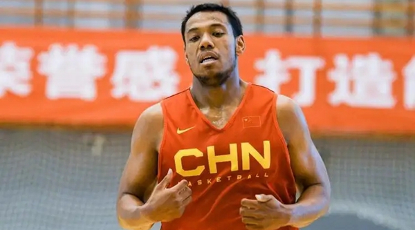 中国男篮18号黑人球员是谁