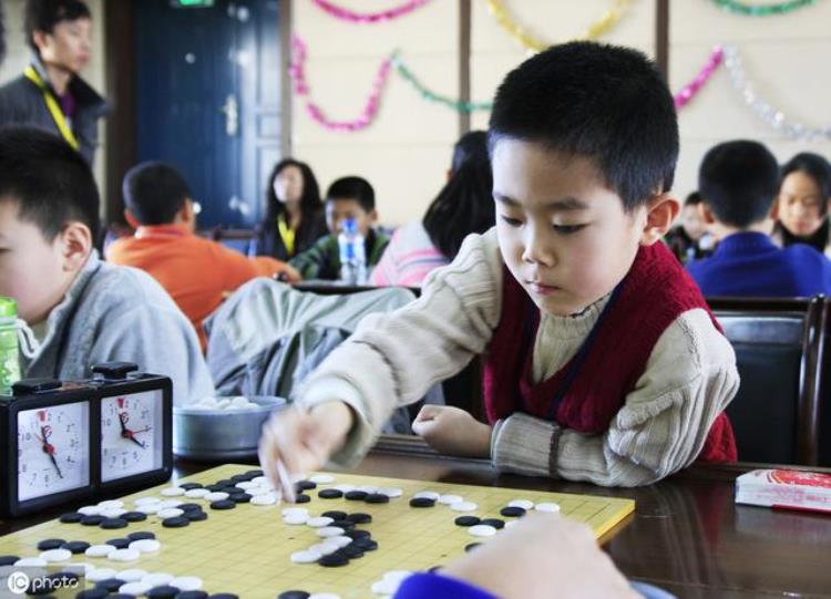 少年 成为棋王 播放「一位少年棋王成才的通用性经验可供多数家长复制粘贴育才」