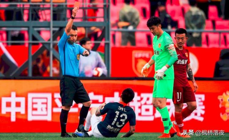 中国足球再度刷新球迷认知足球场上竟现篮球盖帽防守红点没跑