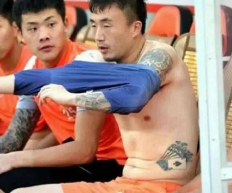 为什么中国男足踢不出来