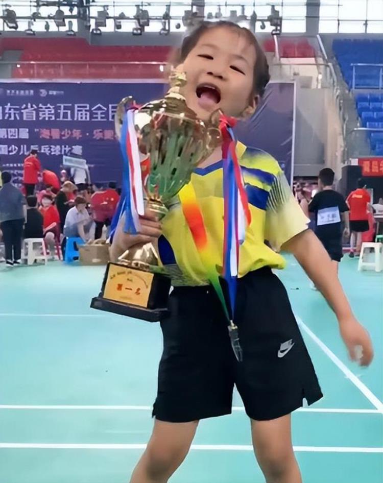 山东乒乓神童神似福原爱,5岁获全国少儿总冠军与张继科同台竞技