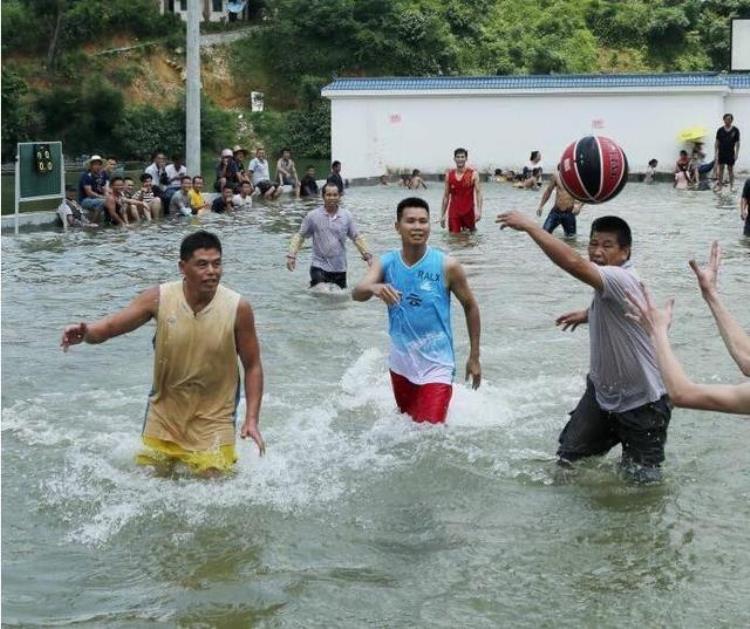广西水球队「广西举办了场水上篮球赛你们村里人真会玩」