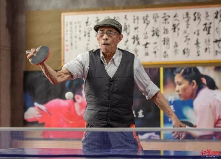 大叔打乒乓球「你打球的样子真帅90后大爷打乒乓两拿世界冠军」