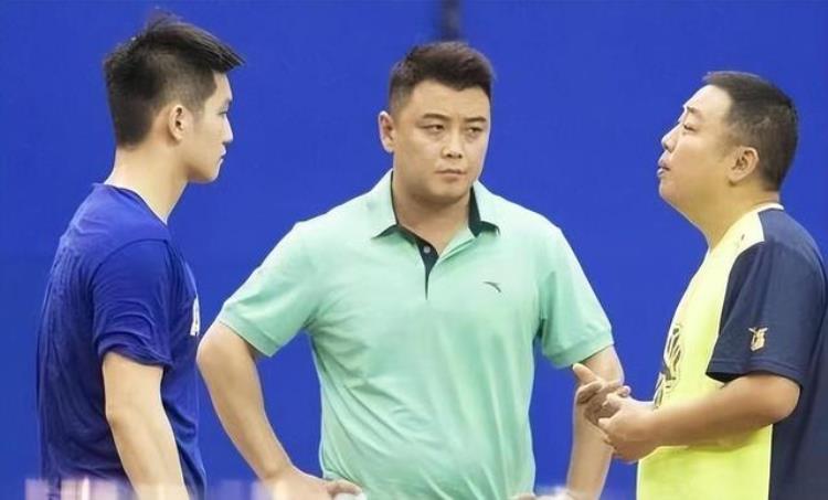乒乓球大满贯李晓霞做教练拿起球拍教大学生打乒乓球