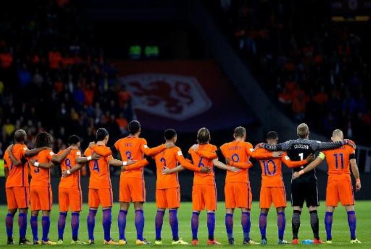 荷兰足球明星罗本「荷兰队无缘世界杯罗本从国家队退役四大才子时代成追忆」