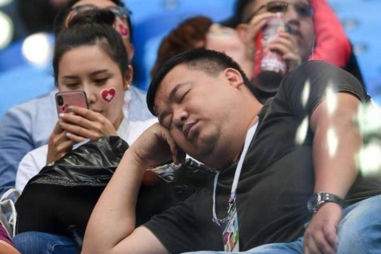 瑞典1比0战胜瑞士一场尴尬闷战连球迷都睡着了
