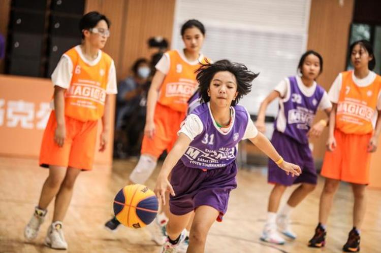 如何指导青少年比赛「如何办好青少年体育赛事上海的一场篮球赛给出答案」