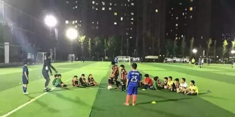 中日足球青训的差别「一场中日孩子混班足球训练3个镜头告诉你差距在哪里」
