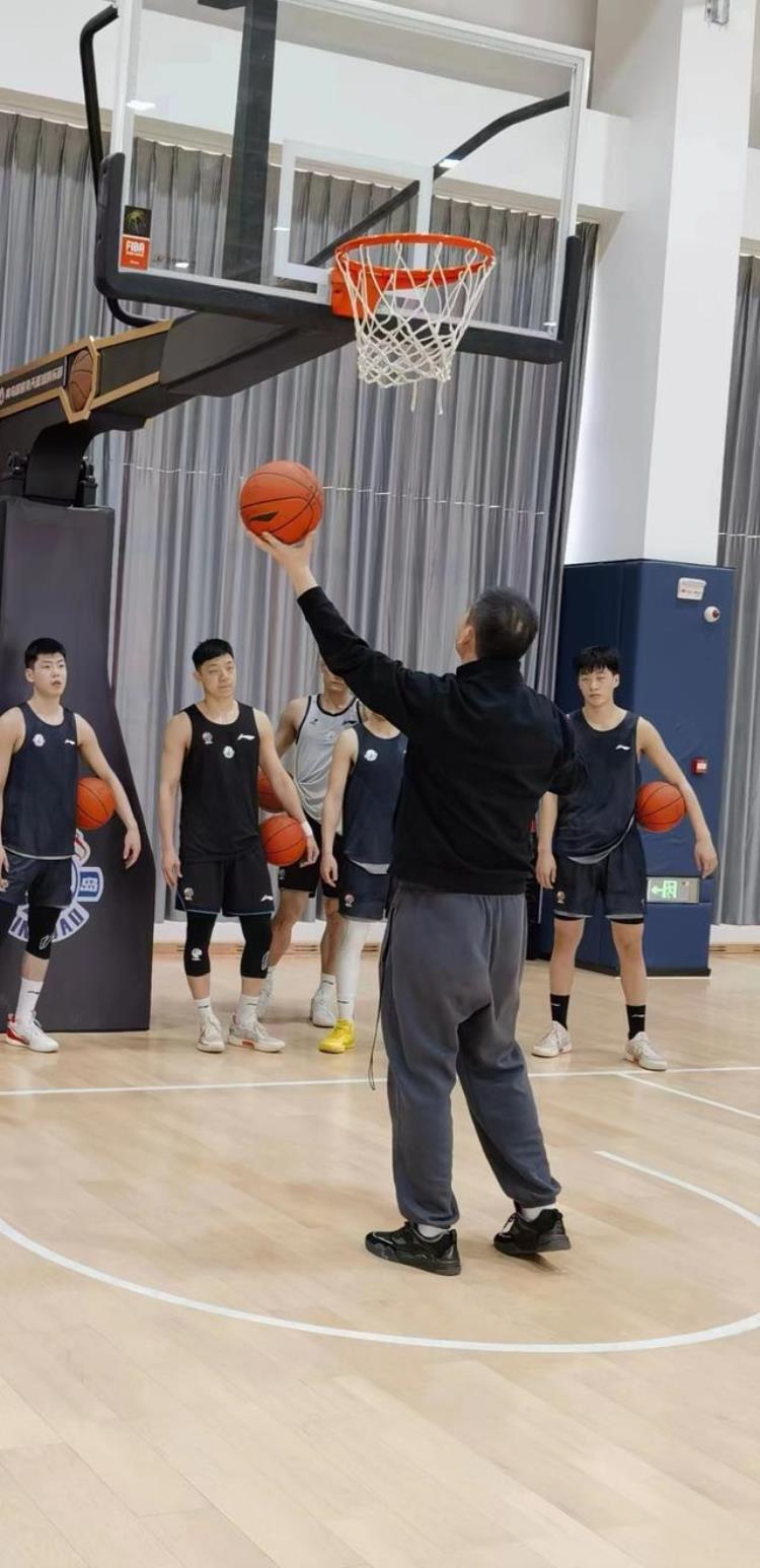 新年迎状元区俊炫到队三阶段赛程确定青岛男篮主场首战领头羊