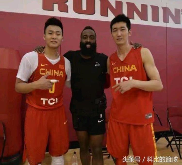 中国队vs火箭队「中国男篮与火箭队一起训练合影显示身材差别很大」