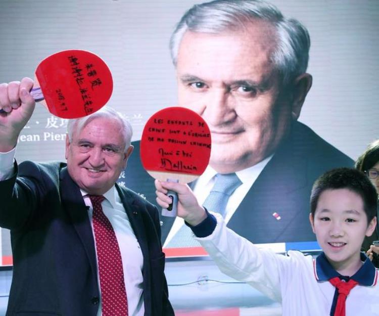 法国乒乓球华裔「法国前总理拉法兰访粤与广州小学生打起乒乓球」