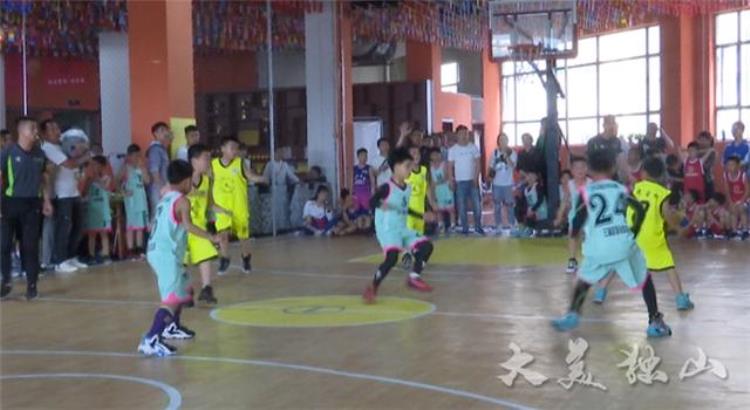 独山县举办首届峰锦杯中小学生篮球比赛