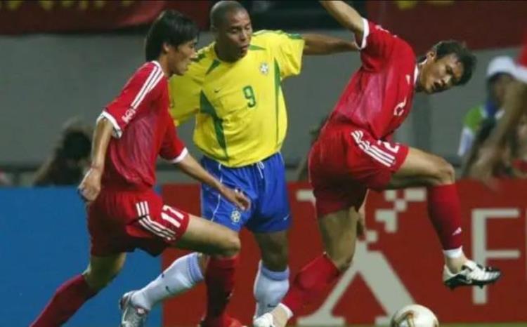 徐云龙进球「徐云龙展示2002世界杯穿过的战车战靴那届国脚的实力都很强」