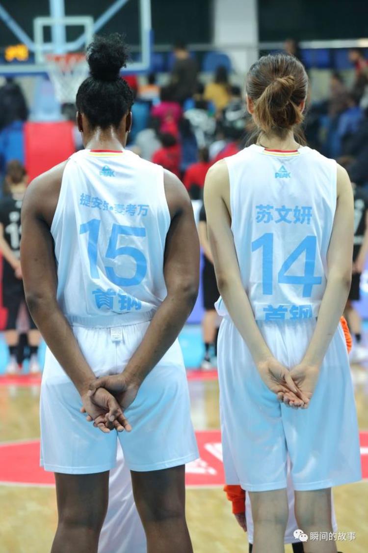北京女篮的黑人高中锋麦考万和前锋齐思特一