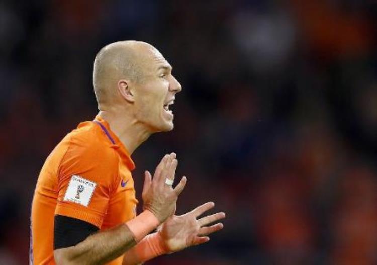 荷兰足球明星罗本「荷兰队无缘世界杯罗本从国家队退役四大才子时代成追忆」