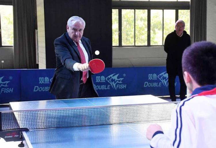 法国乒乓球华裔「法国前总理拉法兰访粤与广州小学生打起乒乓球」