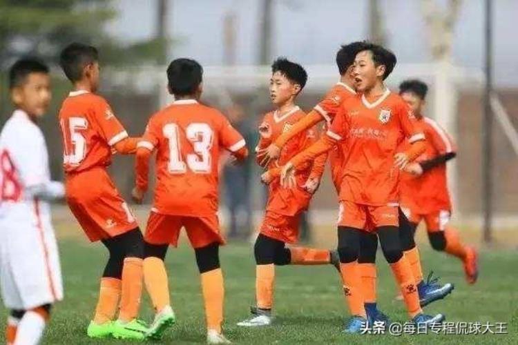 中国足球青训为什么差「中英青训十年对比看完你还疑惑国足为何踢不好吗」