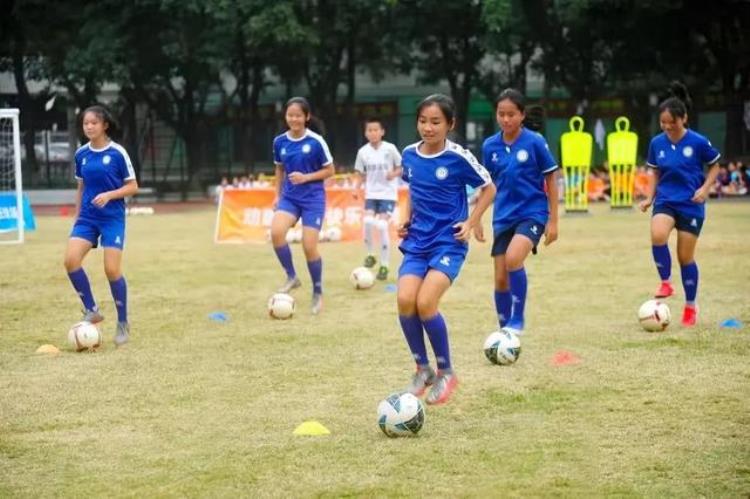 中考足球颠球如何控制力度「少年中国|专家为足球中考支招颠球和运球是高分关键」