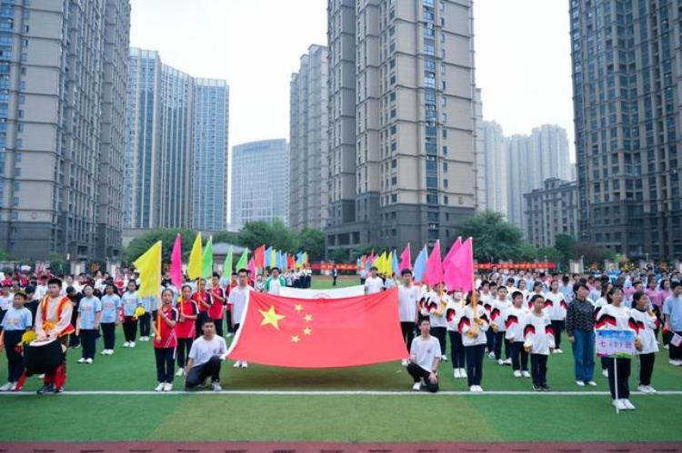 火炬中学招生「踏着金秋脚步挥洒青春汗水庆祝兴园中学火炬中学运动会开幕」