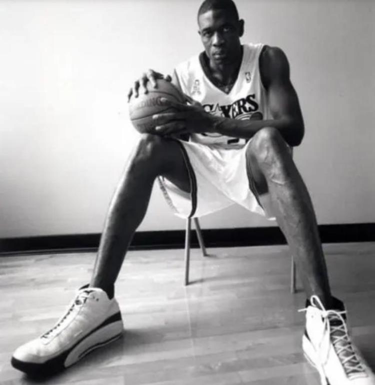 NBA球员鞋子有多大姚明鞋比篮球还大波尔是普通人的3倍