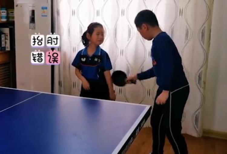 山东10岁哥哥教妹妹打乒乓球严厉程度让人咋舌眼泪成就光环