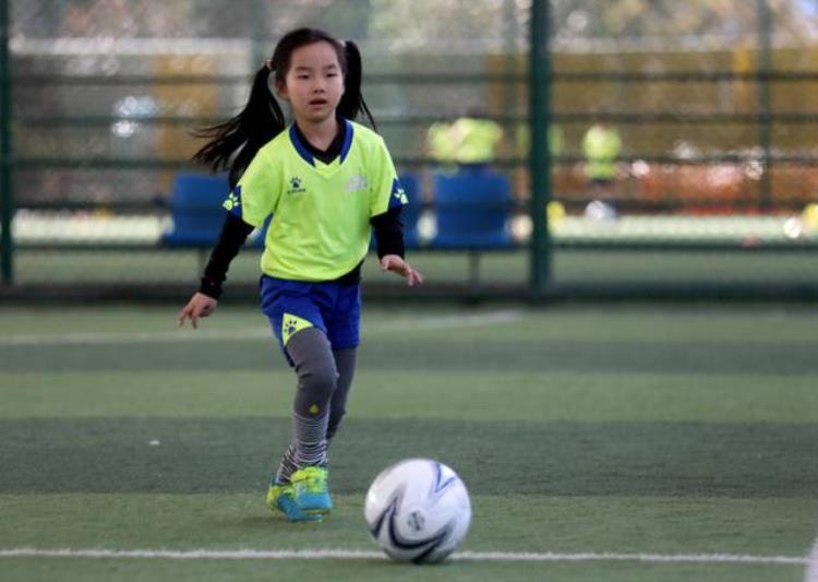 周末的运动场上低龄孩子越来越多黄龙体育课足球课开班幼儿园小班的萌娃都来了