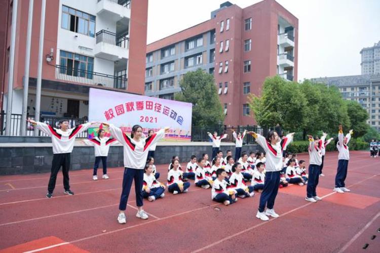 火炬中学招生「踏着金秋脚步挥洒青春汗水庆祝兴园中学火炬中学运动会开幕」