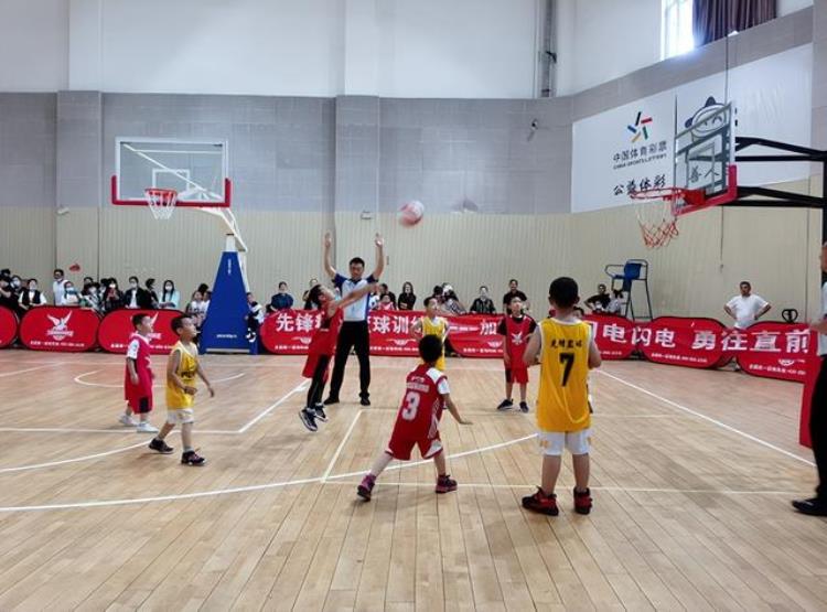伊宁市举办​天唯体育杯中国小篮球赛