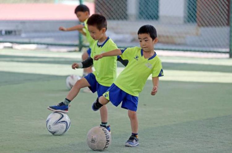 周末的运动场上低龄孩子越来越多黄龙体育课足球课开班幼儿园小班的萌娃都来了