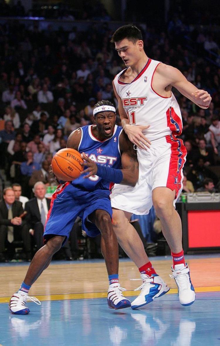 和姚明合影的NBA球星詹姆斯像普通人300斤奥尼尔都小鸟依人