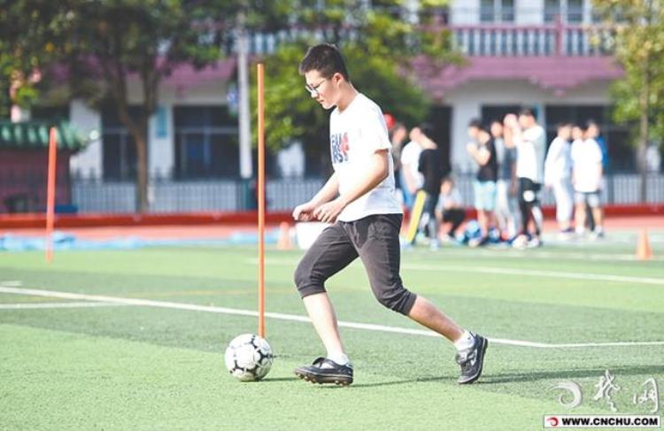 中考体育足球绕杆怎么练「荆州体育中考足球绕杆怎么考记者探访」