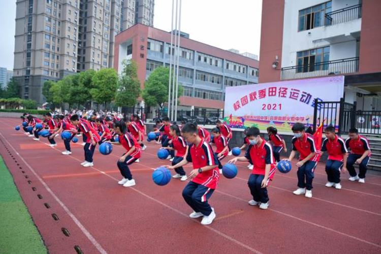 火炬中学招生「踏着金秋脚步挥洒青春汗水庆祝兴园中学火炬中学运动会开幕」