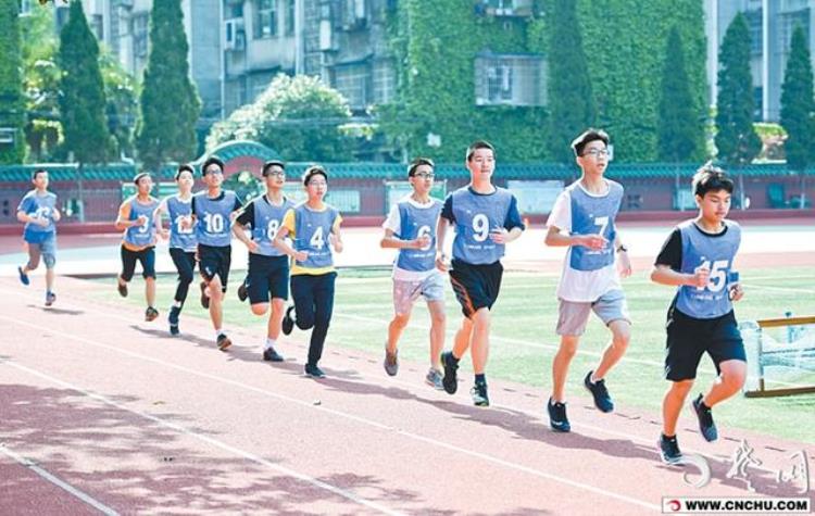 荆州体育中考足球绕杆怎么考记者探访
