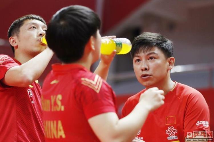 国际乒联美丽大气的中国女官员关注着别人未察的国乒奥运赛细节