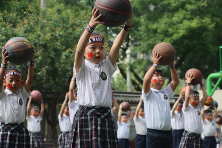 小学花式篮球表演「临渭区小寨小学举行队列队形暨花样篮球操比赛」