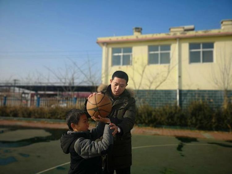 黄骅篮球培训班「组建篮球队两年带出冠亚军黄骅乡村学校来了个灌篮高手」