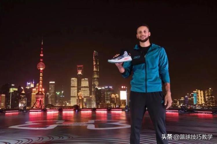 库里送中国球迷球鞋「等了整整6年库里终于将这个专属中国的球鞋带回来了」