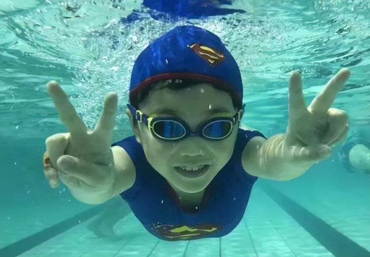 孩子学游泳的利与弊有哪些「孩子学游泳的利与弊」