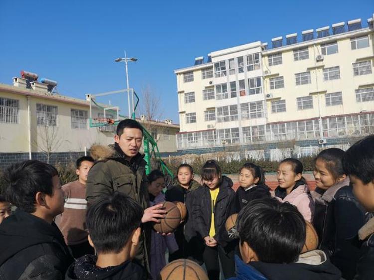 组建篮球队两年带出冠亚军黄骅乡村学校来了个灌篮高手