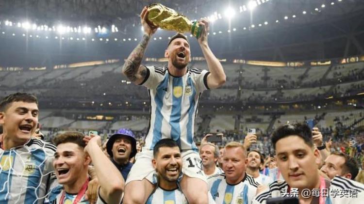 阿根廷夺冠梅西捧起大力神杯