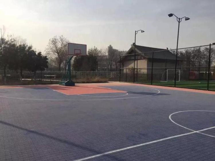 天逸运动中心篮球馆「中心城区天逸公园足球场篮球场建好了有照明晚上也可以玩」