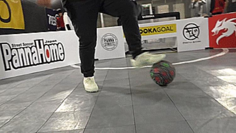 足球在地上滚动是旋转「花式足球技巧之地面组合跳跃旋转」