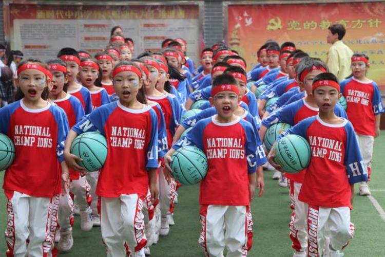小学花式篮球表演「临渭区小寨小学举行队列队形暨花样篮球操比赛」