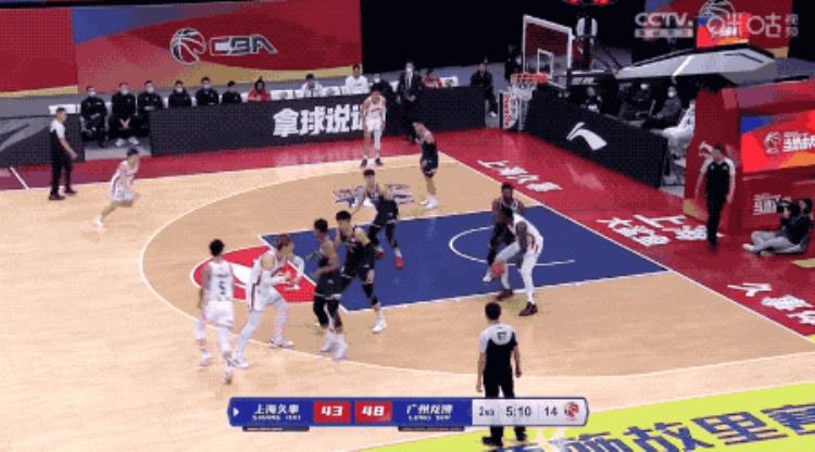 上海男篮一大一小同时爆发冲冠又有戏了