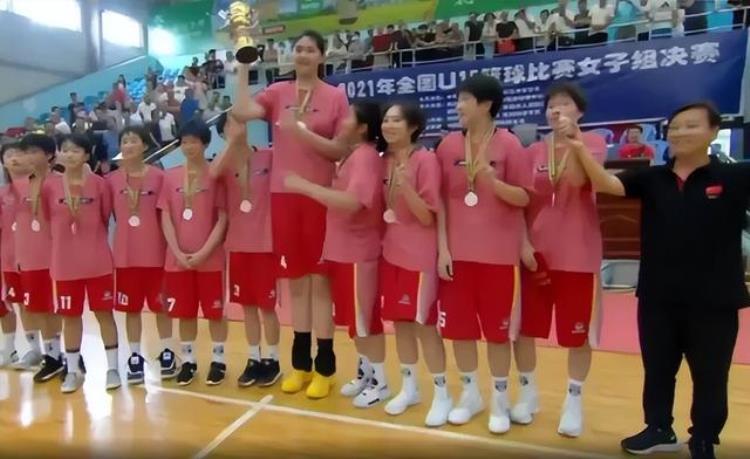 中国篮球高个子「15岁2米26中国篮球又一天才比肩姚明崇拜詹皇未来进军WNBA」