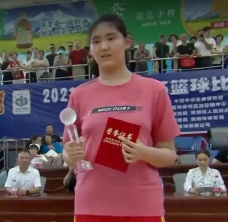 中国篮球高个子「15岁2米26中国篮球又一天才比肩姚明崇拜詹皇未来进军WNBA」