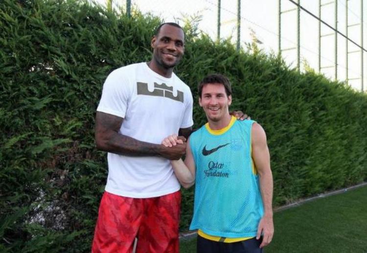 足球运动员与篮球运动员身高对比「隔行如隔山足球和篮球运动员身材对比差距之大令人尴尬」