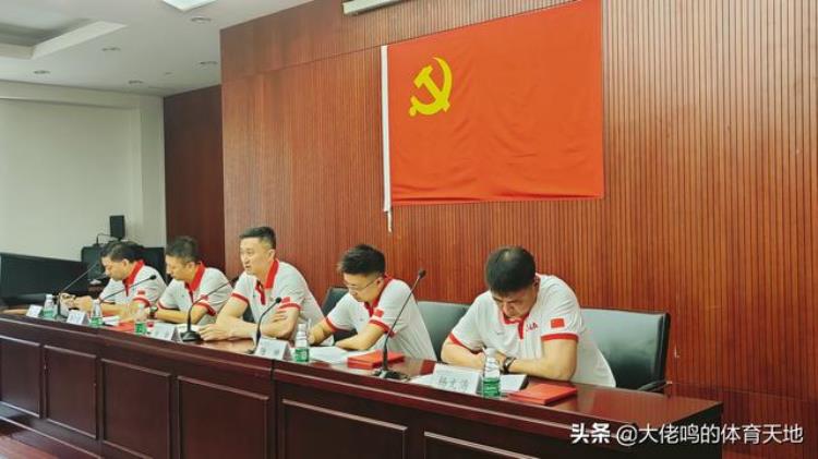中国男篮集训开展主题党日活动主帅杜锋用长征精神激励每一个人