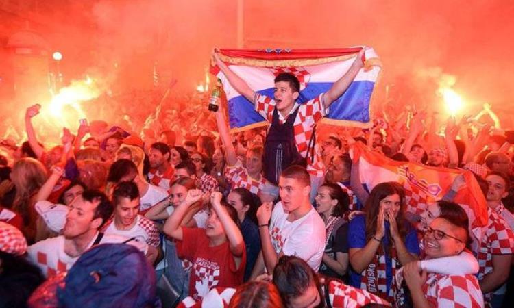 格子军团欧洲杯「格子军团球迷的表白没有一点点防备突然就爱上克罗地亚队」
