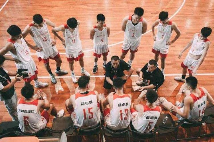 新疆篮球队新秀「追光一支新疆篮球队的逆袭之路」